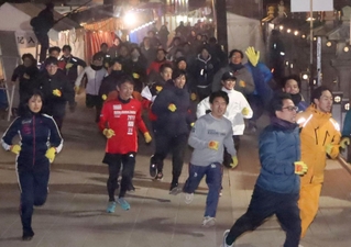 西宮神社の恒例行事「福男選び」で境内を駆け抜ける参加者たち＝西宮市社家町、西宮神社