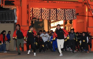 赤門から本殿まで勢いよく駆ける参拝者たち＝１０日午前６時、西宮市社家町、西宮神社（撮影・吉田敦史）