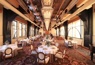 １２０人収容のメインダイニング。もとは電話交換局の大部屋で、交換台や機械を配置しやすいよう、中間柱を設けず約５メートル間隔のはりで支えている＝芦屋市大桝町、芦屋モノリス（撮影・吉田敦史）