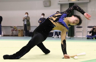 壮行会で新体操の演技を披露する岩渕緒久斗さん＝尼崎西高校