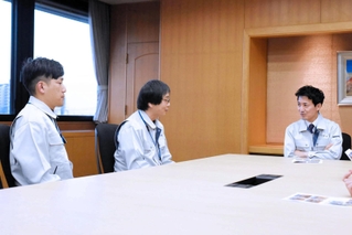越田謙治郎・川西市長（右）から激励を受ける職員たち（市提供）