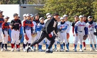 実演しながら指導する糸井嘉男さん＝西宮市塩瀬町生瀬、ビーコンパークスタジアム