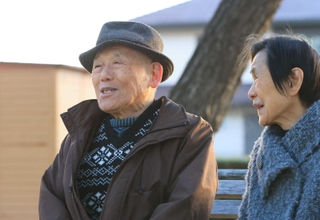 亡くなった父金田護さんへの思いを語る金田浩さん（左）と妻の末さん＝１７日午前、芦屋市浜芦屋町、芦屋公園（撮影・吉田敦史）