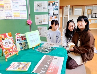 「もえちゃん文庫」の前に設置された防災に関する本を紹介するコーナー＝宝塚市仁川宮西町