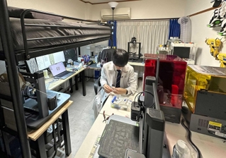 パソコンや３Ｄプリンターが並ぶ神吉佳佑さんの自宅（提供）