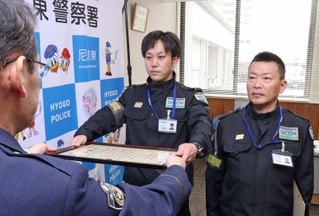 特殊詐欺被害を未然に防ぎ、署長感謝状を受け取る警備会社セコムの松本峻晃さん（中央）と安田龍一郎さん（右）＝尼崎市潮江５、尼崎東署