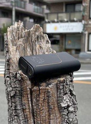 木の上に電子タバコを載せた善意のはやにえ。安定感、目立ち度とも高め（吉永さん提供）