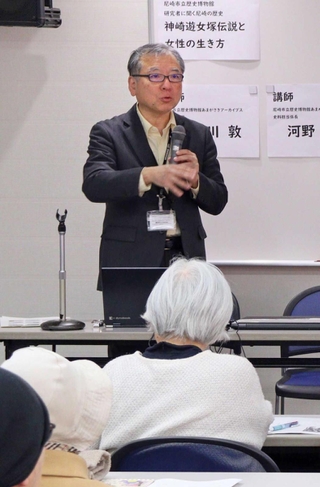 神崎遊女の歴史などについて話す尼崎市立歴史博物館の辻川敦さん＝尼崎市南武庫之荘３、尼崎市女性センター・トレピエ