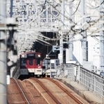 西隣の今津駅に停車する電車。久寿川駅から駅のホーム（車両右側）がはっきりと見える＝西宮市今津曙町、久寿川駅