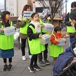 能登半島地震の被災地に向け、寄付を募る日本災害救援ボランティアネットワークの関係者ら＝西宮市田中町（撮影・吉田敦史）