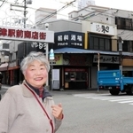 今津駅前商店街前で「今も商売していた当時の雰囲気が残っているかな」と話す勝木美智子さん＝西宮市今津水波町