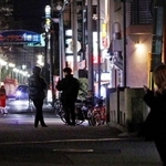 スナックやガールズバーが並び色街の雰囲気を伝える＝西宮市戸田町