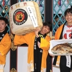 一番福になって菰樽を担ぎ上げる髙谷望巳さん（中央）と二番福の山下慎之介さん（左）、三番福の多田龍平さん＝１０日午前、西宮市社家町、西宮神社（撮影・吉田敦史）