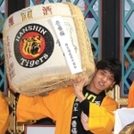 一番福になって菰樽を担ぎ上げる髙谷望巳さん＝１０日午前、西宮市社家町、西宮神社（撮影・吉田敦史）