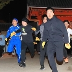 表大門から本殿まで勢いよく駆ける参拝者たち＝１０日午前６時、西宮市社家町、西宮神社（撮影・吉田敦史）