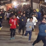 西宮神社の恒例行事「福男選び」で境内を駆け抜ける参加者たち＝西宮市社家町、西宮神社