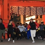 赤門から本殿まで勢いよく駆ける参拝者たち＝１０日午前６時、西宮市社家町、西宮神社（撮影・吉田敦史）