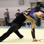 壮行会で新体操の演技を披露する岩渕緒久斗さん＝尼崎西高校