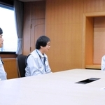 越田謙治郎・川西市長（右）から激励を受ける職員たち（市提供）