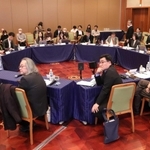関西学院大学災害復興制度研究所の「全国被災地交流集会　円卓カフェ」で意見を交わす参加者＝西宮市上ケ原一番町、関西学院会館