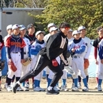 実演しながら指導する糸井嘉男さん＝西宮市塩瀬町生瀬、ビーコンパークスタジアム