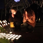 慰霊碑前で手を合わせる追悼式の参加者ら＝西宮市仁川百合野町