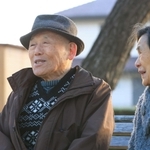 亡くなった父金田護さんへの思いを語る金田浩さん（左）と妻の末さん＝１７日午前、芦屋市浜芦屋町、芦屋公園（撮影・吉田敦史）