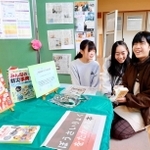 「もえちゃん文庫」の前に設置された防災に関する本を紹介するコーナー＝宝塚市仁川宮西町