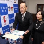 のじぎく賞を伝達される松永省三さん（中央）と妻の祐子さん（右）＝尼崎市昭和通２