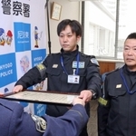 特殊詐欺被害を未然に防ぎ、署長感謝状を受け取る警備会社セコムの松本峻晃さん（中央）と安田龍一郎さん（右）＝尼崎市潮江５、尼崎東署