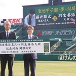 甲子園球場での記念対局を発表した羽生善治九段（右）と向井格郎球場長＝西宮市甲子園町