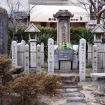 法然に念仏を授けられて、川に身を投げた５人の遊女を葬ったと伝わる遊女塚。花束や飲み物が供えられている＝尼崎市神崎町、梅ケ枝公園