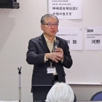 神崎遊女の歴史などについて話す尼崎市立歴史博物館の辻川敦さん＝尼崎市南武庫之荘３、尼崎市女性センター・トレピエ