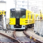 連絡線に入る「タイガース号」＝西宮市小松南町１（阪神電鉄提供）