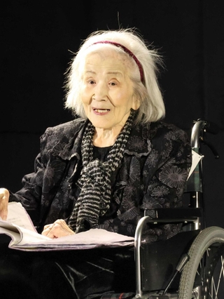 小林多喜二の母を一人語りで演じる河東けいさん＝尼崎市潮江１