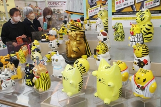 トラをかたどった貯金箱が並ぶ会場＝尼崎市西本町北通３