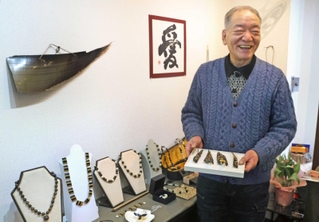 クジラのひげ板を加工したアクセサリーを出品した稲田浩さん＝川西市小花