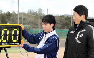 導入されたスポーツタイマーについて陸上競技部の部員から説明を受ける斎藤元彦知事（右）＝川西緑台高校