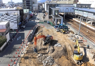 社会実験の実施を検討しているＪＲ芦屋駅南の東西道路と工事中のロータリー部分＝芦屋市船戸町