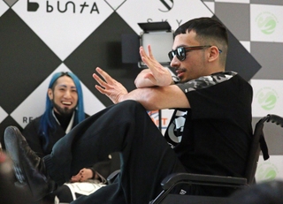 車いすに乗ったポルトガル出身のダンサー。直角を表現する「タット」を披露した＝伊丹市藤ノ木１、イオンモール伊丹