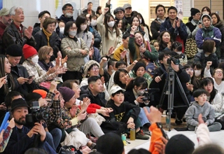 ダンサーに声援を送る観客＝伊丹市藤ノ木１、イオンモール伊丹