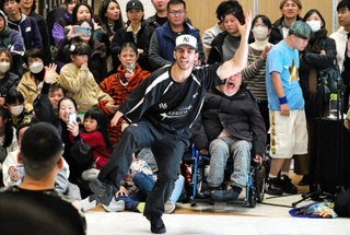大勢の観客が見守る中、決勝戦でダンスを披露するドイツ出身のＶＥＨＢＩさん＝伊丹市藤ノ木１