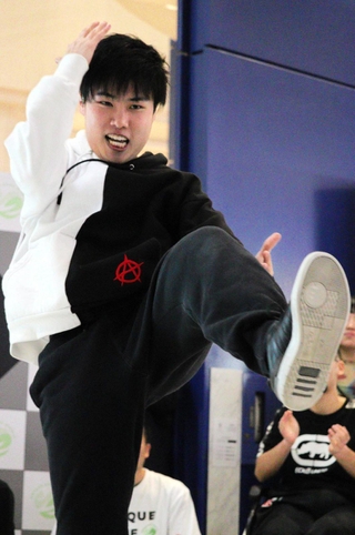 耳に障害のある参加者。全身を大きく使った動きを繰り出した＝伊丹市藤ノ木１