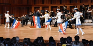 なじみ深い楽曲の演奏とパフォーマンスで盛り上げる県警音楽隊員ら＝県立芸術文化センター