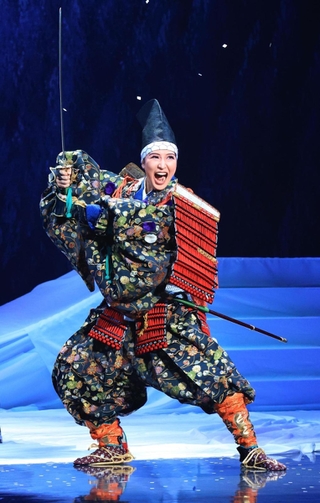 演劇「吉野山・雪の別れ」で佐藤忠信を演じる１１０期の橋本実貴さん＝宝塚市栄町１、宝塚バウホール（撮影・吉田敦史）