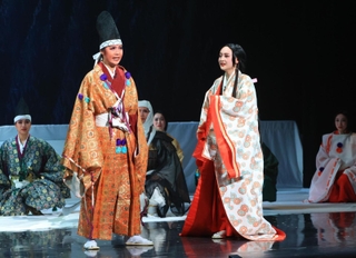 演劇「吉野山・雪の別れ」で源義経を演じる１１０期の山本ゆりさん（左）と静御前役のの溝口薫子さん（右）＝宝塚市栄町１、宝塚バウホール（撮影・吉田敦史）