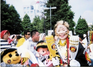 阪神タイガースがセ・リーグを制覇した２００５年の引田孝子さん。この年はタイガーヘアで声援を送った（本人提供）