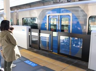 阪神電鉄尼崎駅に設置され、供用が始まったホームドア＝尼崎市東御園町