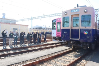 「青胴車」と呼ばれた５００１形の引退を記念した撮影イベント＝尼崎市北城内、尼崎車庫