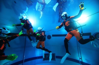 水中での活動に必要な技術や連携を確認する隊員ら＝西宮市津門大塚町、西宮消防署